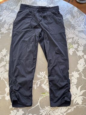 Lululemon Beyond the Studio crop drawstring/elastic waist  sweatpants Sz 8 NWOT
